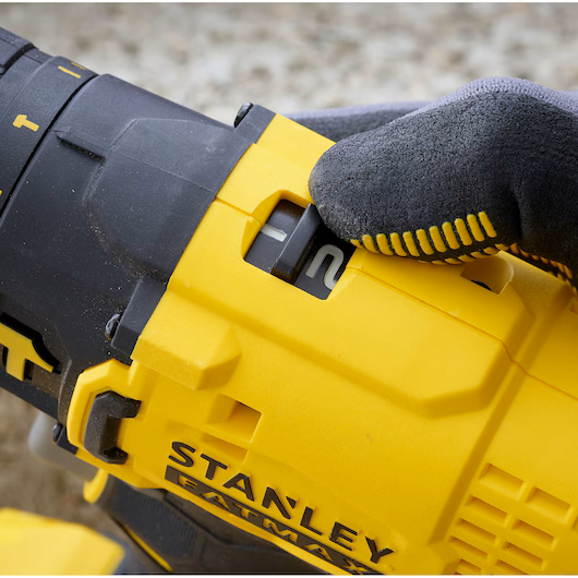 TALADRO PERCUTOR INALAMBRICO 20V 1-2" - 50Nm - 1500RPM (SCD711C2K-B3)  STANLEY 
- Taladro Percutor 1-2"
- 2 Baterias 20V
- Cargador 1.5Ah
- Maleta - Vista 4